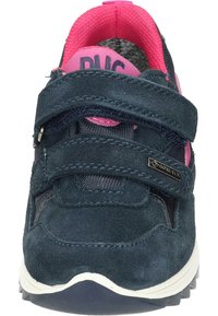 Dunkelblaue WildlederSneaker mit pinken Akzenten, Klettverschlüssen und einem GORE-TEX-Logo. Dicke weiße und blaue Gummisohle mit strukturiertem Profil.
