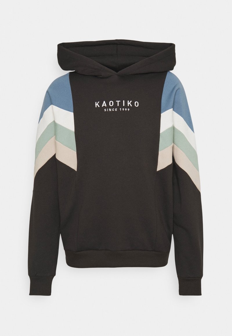 Felpa nera con cappuccio regolabile. Presenta strisce chevron diagonali in blu chiaro, verde e beige. Logo bianco "KAOTIKO" sulla parte anteriore.