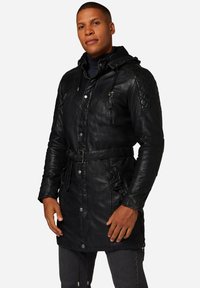 Schwarze Lederparka mit einem gesteppften Schulterdesign, mit Kordelzugkapuze, Frontreißverschluss und Druckknopfverschlüssen sowie tailliertem Schnitt; glatte Textur.