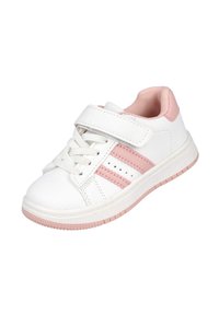 Zapatilla blanca con acentos en rosa, que presenta una correa de velcro, cierre de cordones, lados perforados y una suela de goma texturizada.