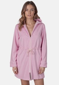 Rosa zip-up morgonrock tillverkad av mjuk fleece, med kapuschong, midjeband och stora fickor. Långa ärmar med manschetter ger både komfort och stil.