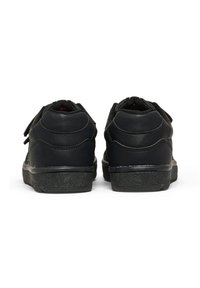 Svarta sneakers har en slät läderövre del, vadderad krage och texturerad svart sula. Stängningen inkluderar justerbara remmar för en säker passform.
