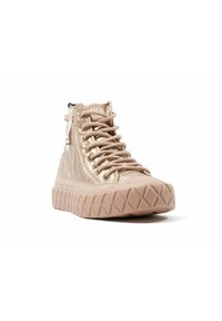 Baskets montantes en satin beige clair avec une semelle en caoutchouc texturé à motif diamant, dotées de lacets et d'une fermeture éclair sur le côté.