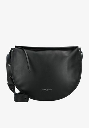 Borsa a mano in pelle nera con forma arrotondata, chiusura con zip superiore e tracolla regolabile. Presenta un marchio stampato a caldo sul fronte.