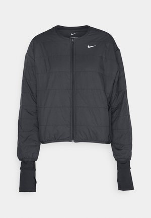 Veste matelassée noire courte avec un col haut, une fermeture éclair à l'avant et des manches longues. Présente une texture matelassée et un petit logo blanc sur la poitrine.