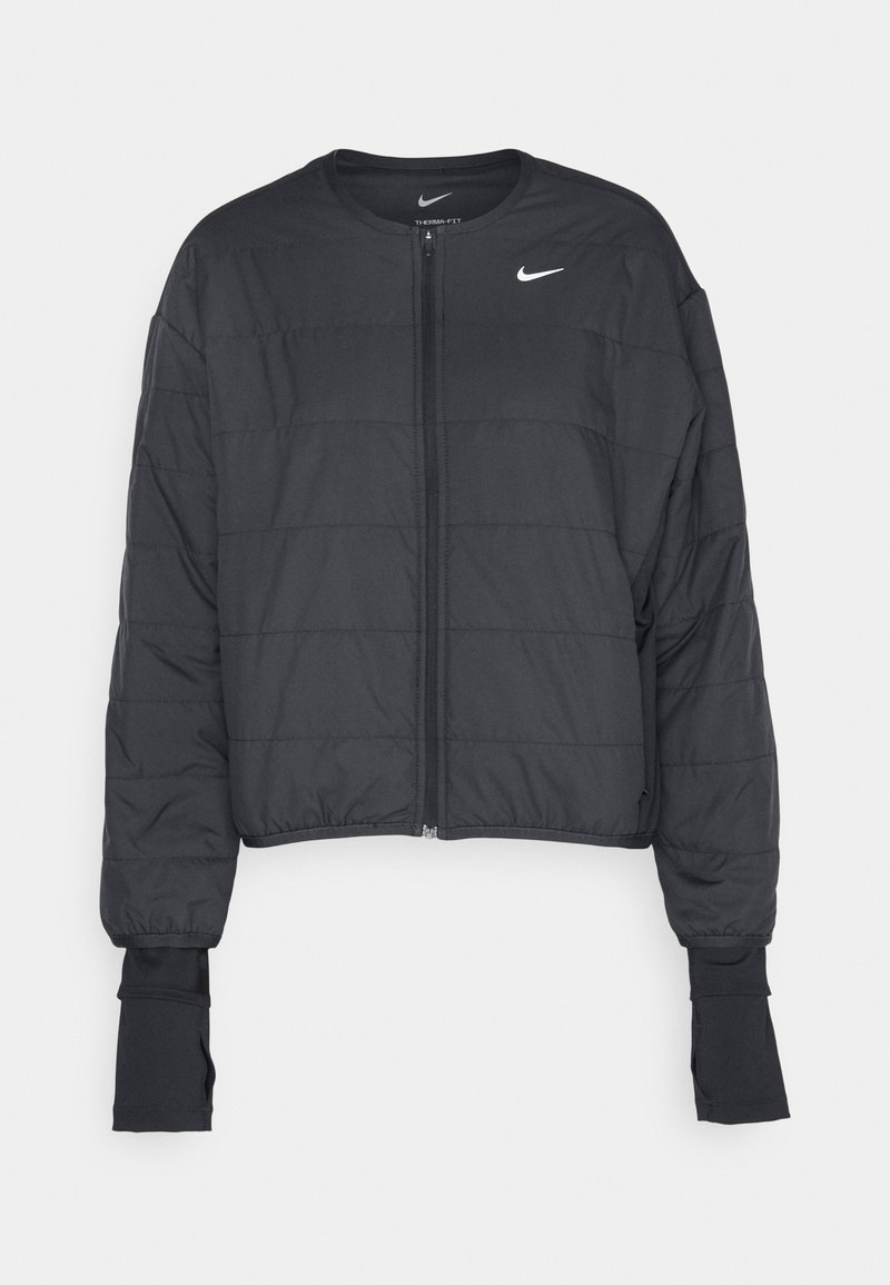 Schwarze cropped Daunenjacke mit hohem Kragen, Vorderreißverschluss und langen Ärmeln. Verfügt über eine steppartige Textur und ein kleines weißes Logo auf der Brust.