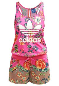 Rosa Adidas blommig linne och shorts-set med stor vit logo på toppen, mångfärgade blommor och rosa dragsko i midjan på shortsen.