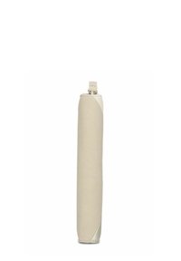Beige leren rolvormige etui met een gladde textuur en een hoekig metalen accent aan de onderkant, voorzien van een ritssluiting aan de bovenkant.