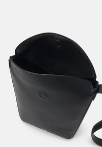Calvin Klein SOFT SCULPT BUCKET BAG - Bolso de mano - black