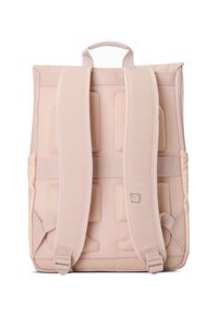 Párnázott rózsaszín hátizsák hálós részletekkel és állítható pántokkal, tetején kézi tartóval és diszkrét logóval az oldalon.