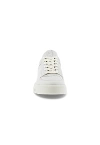 Sneaker in pelle bianca con punta rotonda, lacci piatti, linguetta imbottita e suola in gomma testurizzata. Design minimalista, senza loghi o motivi visibili.