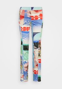 Leggings multicolores présentant une variété de motifs, y compris des vagues, des imprimés floraux et des graphismes audacieux, avec un tissu lisse et extensible.