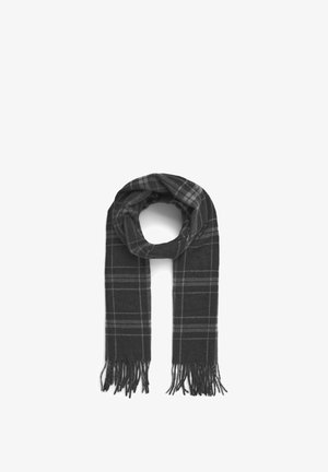 Szary szalik w kratkę, wykonany z miękkiego materiału; posiada frędzlowane krawędzie i prostokątny kształt. Wzór zawiera delikatny, jasny akcent.