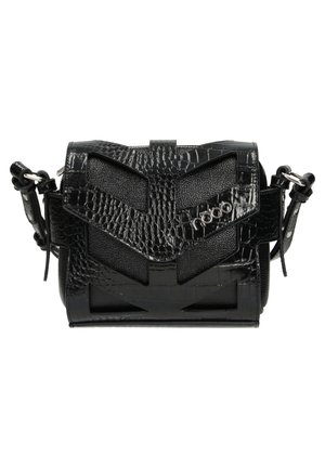 Sac bandoulière noir texturé avec rabat angulaire, détail logo argenté, sangle réglable et motif en cuir embossé effet croco.