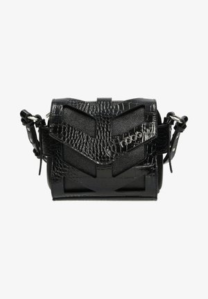 Musta teksturoitu olkapussukka, jossa kulmikas läppä, hopeinen logoyksityiskohta, säädettävä hihna ja krokokuvioitu nahkakuosi.