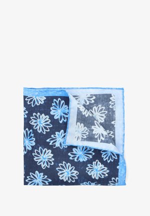 Niebieski szalik w kwiatowy wzór, z ciemnogranatowym tłem i jasnoniebieskimi kwiatami, wykończony jasnoniebieską bordiurą. Miękka, teksturowana tkanina.