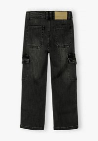 Schwarze Denim- Cargo-Hosen mit geradem Bein, ausgestattet mit zwei großen Seitentaschen, doppelten Gesäßtaschen und einem Lederlabel an der Taille.