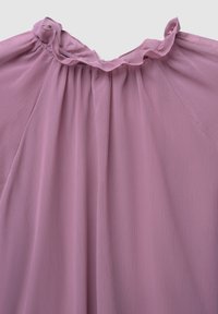 Tessuto lavanda con fine texture verticale e scollatura elastica arricciata che forma morbidi strati.