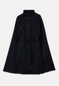 Tumši zila vilnas apmetņa mēteli ar augstu apkakli, septiņām pogām un noņemamu jostu. Raksturīga plūstoša forma un gluda tekstūra.