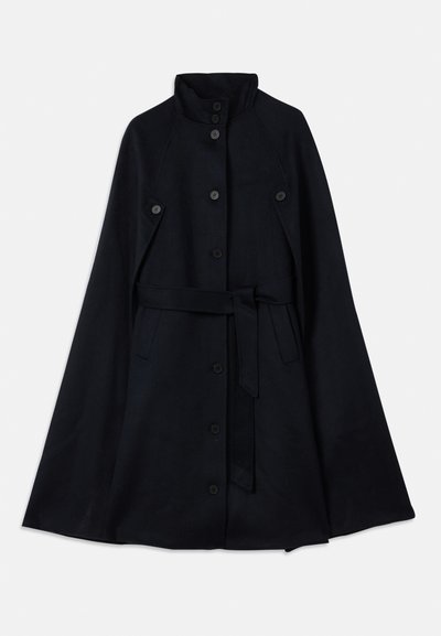 Capa de abrigo de lana azul marino con un cuello alto, siete botones y cinturón desmontable. Presenta un diseño fluido y una textura suave.