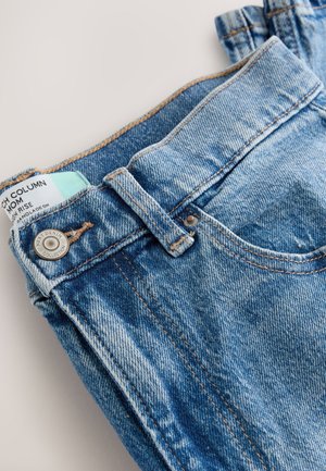 Ljusblå högmidjade jeans i denim med en blekt textur, utrustade med en metallknapp och kontrasterande sömmar. Tagg synlig på insidan av midjebandet.