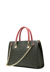 Borsa a mano nera con motivo logo, manici rossi, elementi in oro e una tracolla a catena rimovibile. Materiale in pelle texturizzata, design strutturato.