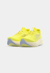 Neon-gelbe Sportschuhe aus strukturiertem Material, mit hellblauen Akzenten und einer gepolsterten Sohle für Komfort. Schnürsenkel und Logodetails sind sichtbar.
