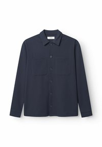 Camisa de manga larga azul marino con botón en la parte delantera, dos bolsillos en el pecho y una tela texturizada. Presenta un cuello puntiagudo y puños con botones.