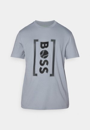 Helles graues Baumwoll-T-Shirt mit einem schwarzen Logo "BOSS", das in einem rechteckigen Design eingekapselt ist. Kurze Ärmeln und einem klassischen Rundhalsausschnitt.