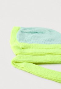 Πλεκτός σκούφος με τιρκουάζ κορυφή, νέον κίτρινα διακριτικά και υφασμένους δεσμούς. Ο σχεδιασμός περιλαμβάνει αναδιπλούμενη γείσο για ρυθμιζόμενη εφαρμογή.