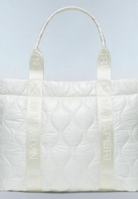 Borsa a tracolla bianca con una texture morbida. Presenta due manici imbottiti e cinturini con logo. Il motivo circolare aggiunge profondità alla superficie.