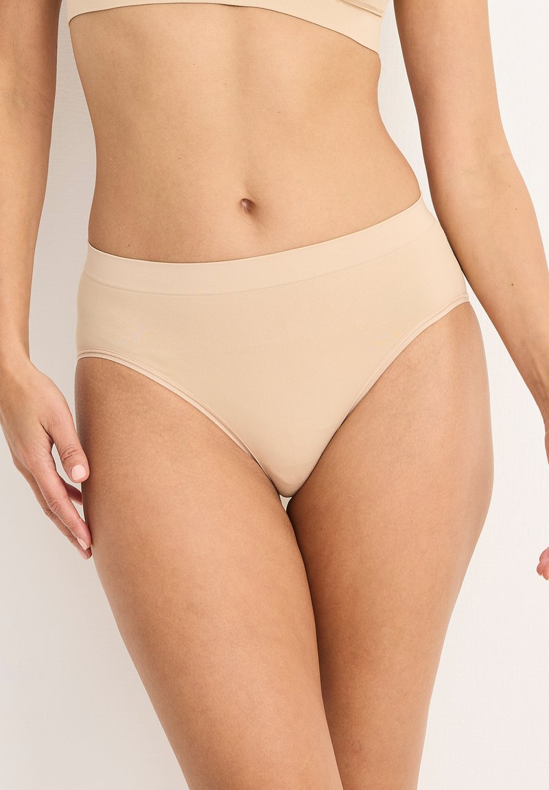 Beige höga underkläder i mjukt tyg, med en mjuk elastisk midjeband och inga synliga sömmar för en sömlös look.