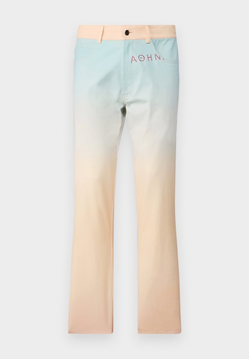 Jeans deslavados con un degradado de azul claro a beige, con cierre de botón y el texto "AQHN" en rojo. Textura suave, diseño acampanado.