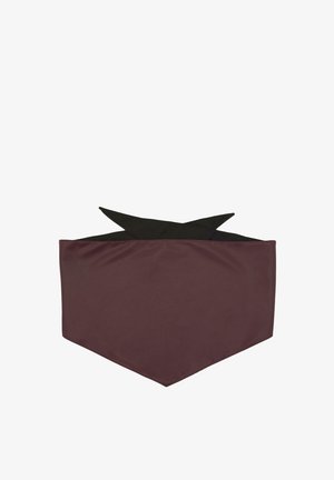 Accessorio in tessuto bordeaux con una texture liscia, caratterizzato da un design appuntito nella parte superiore in nero, creando un bordo a contrasto.