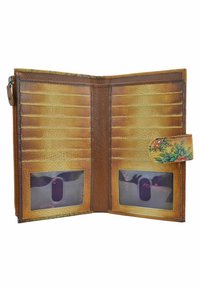 Bruine leren portemonnee met meerdere kaartsleuven, twee doorzichtige ID-vensters, bloemaccent op de sluiting, gestructureerd interieur en een ritsvak.