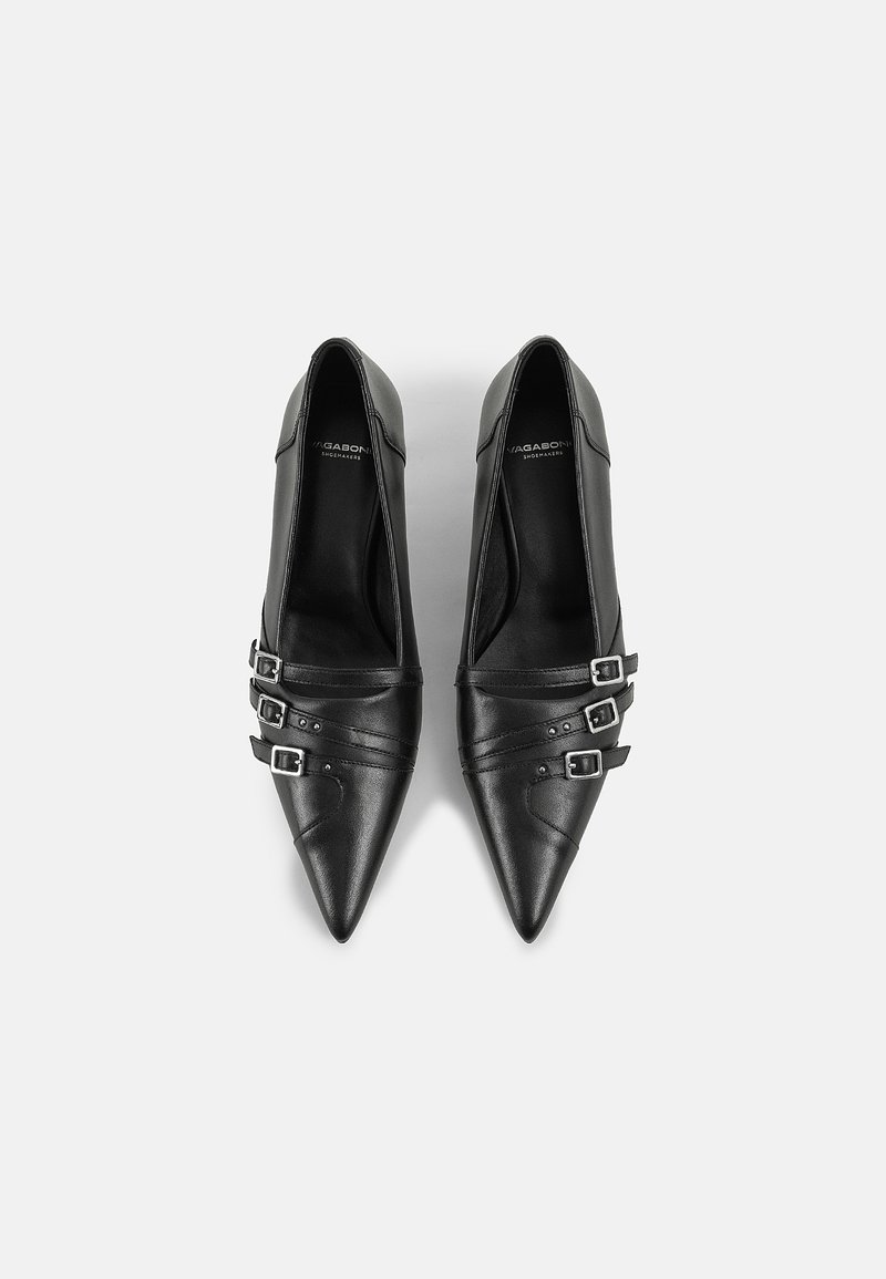 Zwarte leren hoge hakken met spitse neuzen en drie decoratieve gespen. Glad textuur met subtiele stiksels.