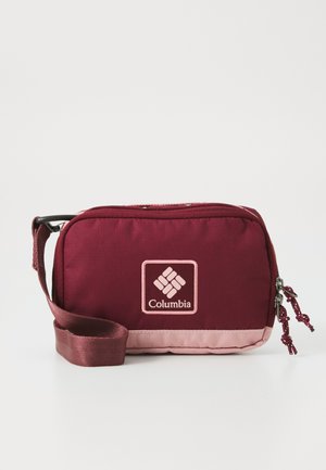 TRAIL TRAVELER™ CROSSBODY BAG UNISEX - Geantă crossbody - rich wine/eraser pink