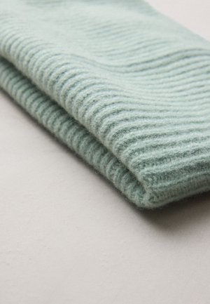 Svetlozelená rebrovaná pletenina zložená s jemnou textúrou, vykazujúca jemné odtiene hrúbky a mierny lesk.