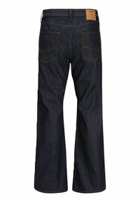 Mørkeblå denimjeans med lige, brede ben, to baglommer med gule sømme og et brunt mærke på linningen.