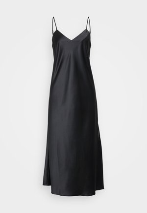 Vestido de satin preto com decote em V, alças finas ajustáveis e uma fenda lateral, apresentando uma textura suave e uma silhueta fluida.