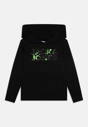 Czarna bluza z kapturem z dużym graficznym napisem "JACK & JONES" w kolorach zielonym i szarym na przodzie. Posiada kaptur ze sznurkiem oraz ściągacze przy mankietach.