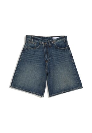 Short en jean bleu foncé avec poches avant, passants de ceinture et fermeture par bouton, posé à plat sur fond blanc.