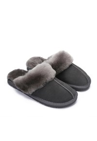 Pantofole in suede grigio con bordo in pelliccia grigia morbida, design a punta rotonda e dettagli di cucitura a contrasto. Suola flessibile per un comfort ottimale.
