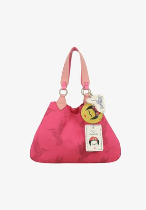 Roze stoffen handtas versierd met kolibripatronen, roze handvatten en decoratieve labels met een bloemontwerp. Zachte textuur, slordige vorm.