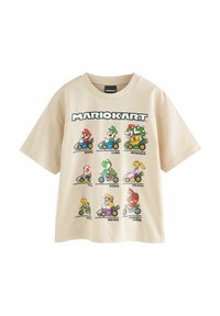 Beige T-Shirt mit grafischem Druck von Mario Kart Charakteren in bunten Karts. Kurze Ärmel und lockere Passform mit Rundhalsausschnitt.
