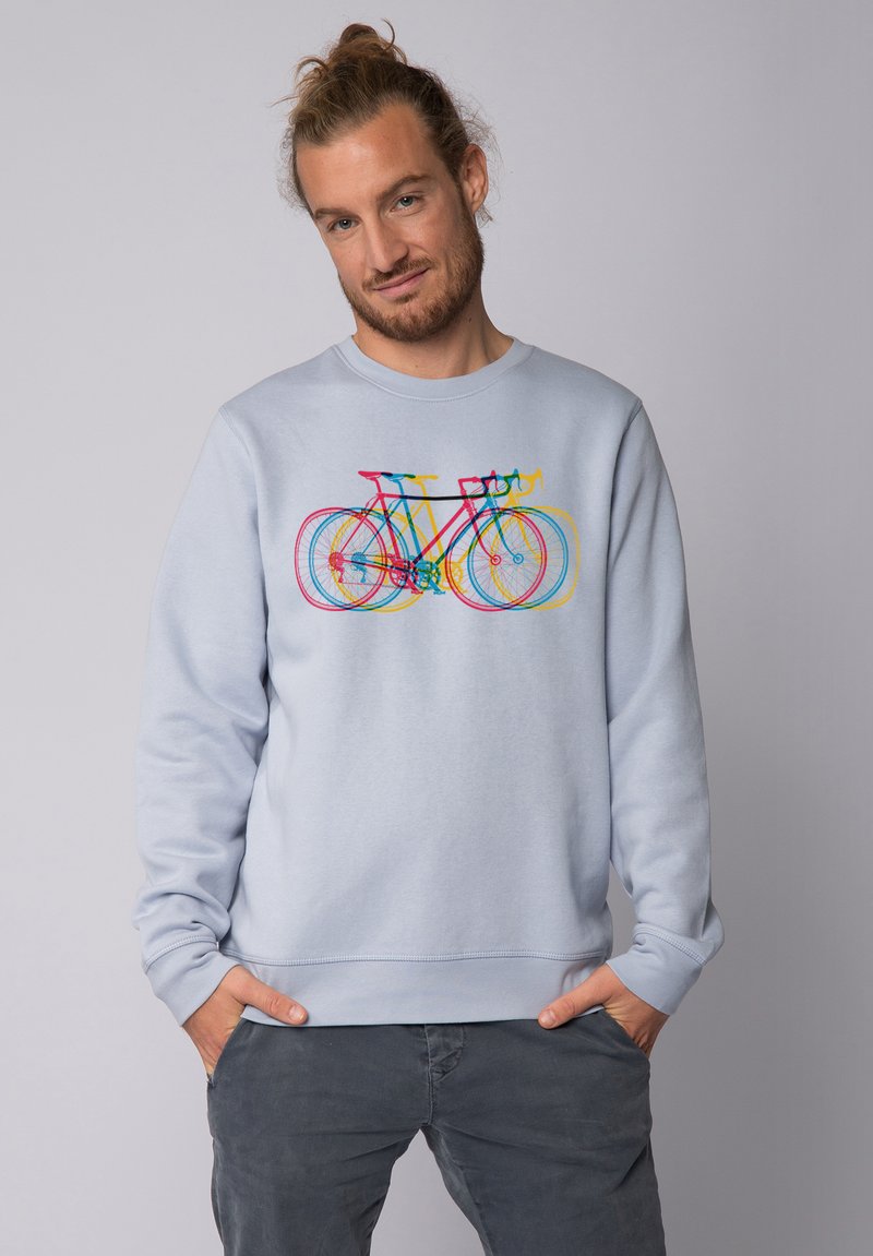 Lichtblauwe sweatshirt met een multicolor graphic van fietsen. Het ontwerp omvat rode, roze, gele en blauwe omlijningen van de fietsen.