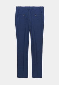 Pantalon habillé bleu marine à coupe slim, avec deux poches arrière à boutons et passants pour ceinture.