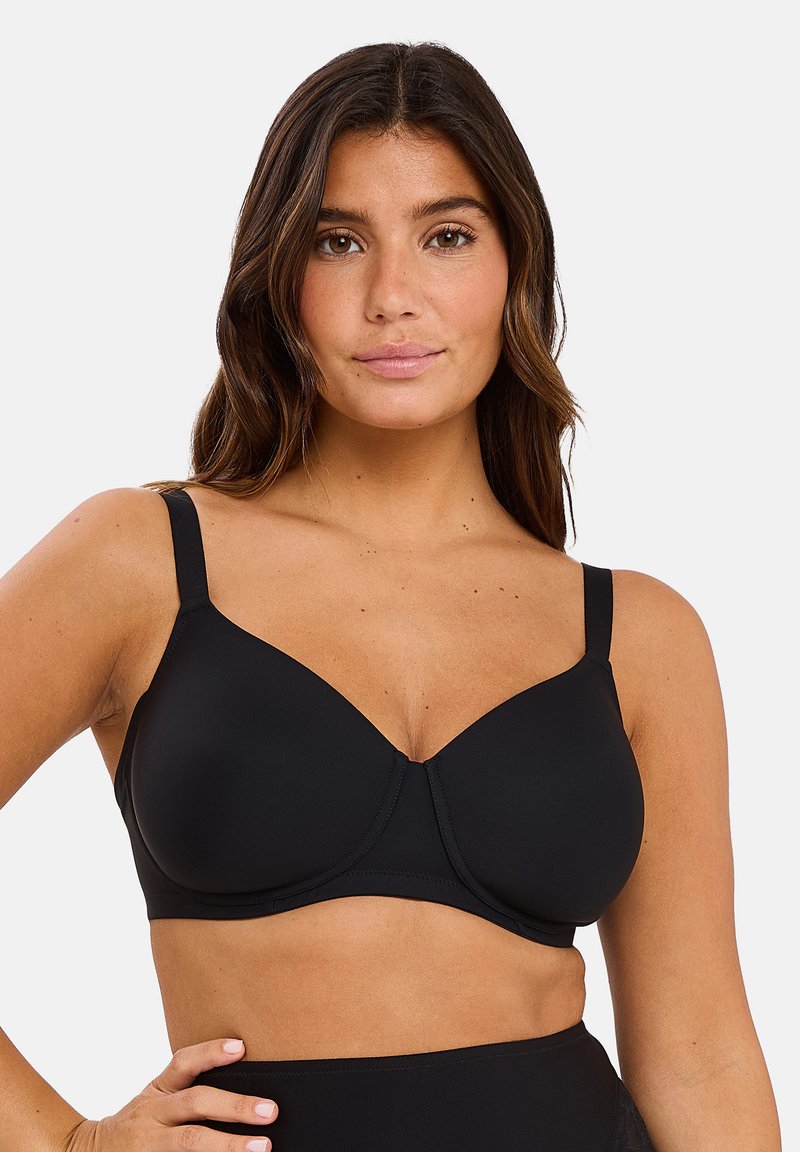 Soutien-gorge noir avec des cups lisses, bretelles réglables et une forme structurée. Présente un détail de couture subtil et une fermeture à crochets et œillets au dos.