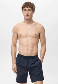 Shorts de bain bleu marine avec une taille élastique et un cordon de serrage, dotés d'un tissu léger et d'une coupe ample.