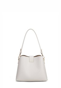 Witte leren handtas met een gestructureerde vorm, voorzien van een afgeronde bovenkant en een enkele, verstelbare schouderriem. Inclusief een drukknoopsluiting.